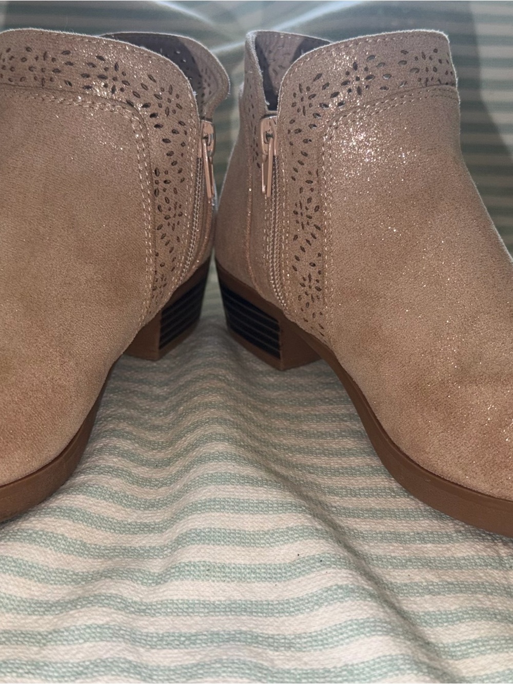 Girls sz 4 Glitter Rose Pink Ankle Booties with Perforated Trim